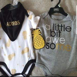 Set of 2 infant bodysuits